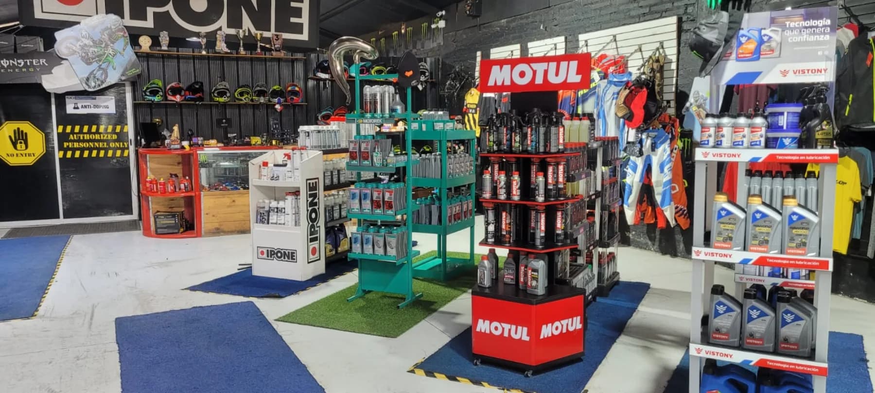 Pasillo central del showroom de Proride con motos urbanas, de enduro, scooters y cuatrimotos alineadas a ambos lados